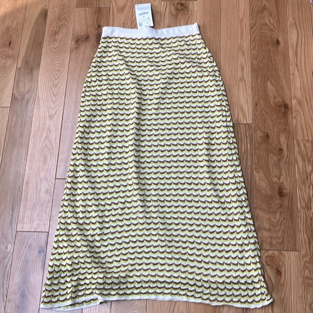 Zara Stylish Yellow Patterned Skirt size Medium - Picture 1 of 2